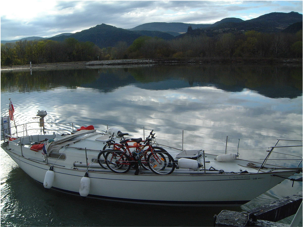 Yacht without mast
